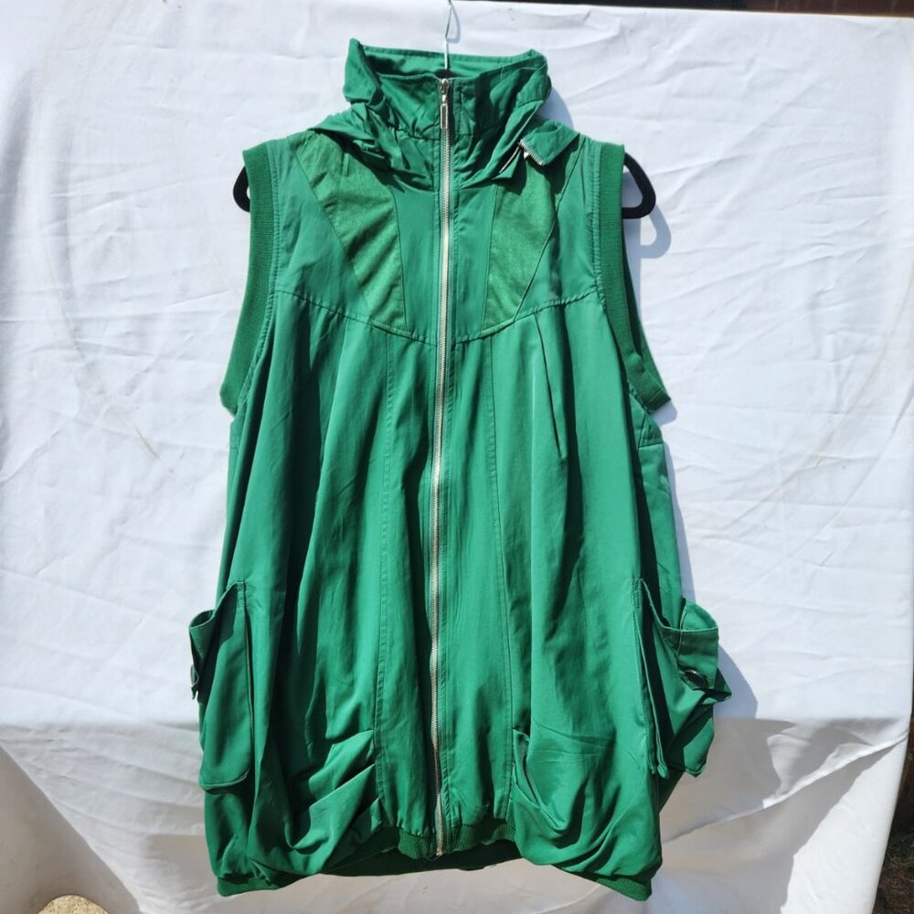 GREEN HOODED SLEEVELESS JACKET
